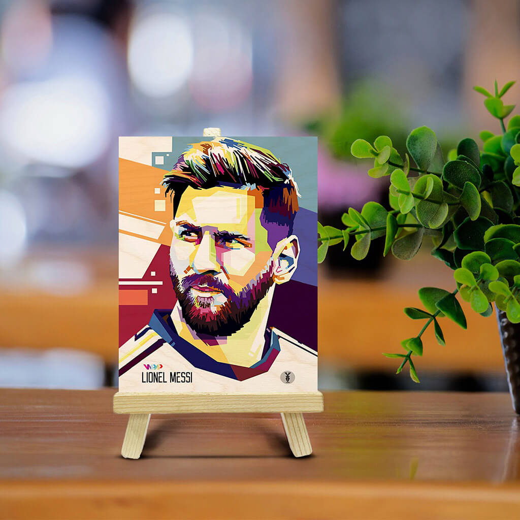 Messi Normal Pine Easel Stand