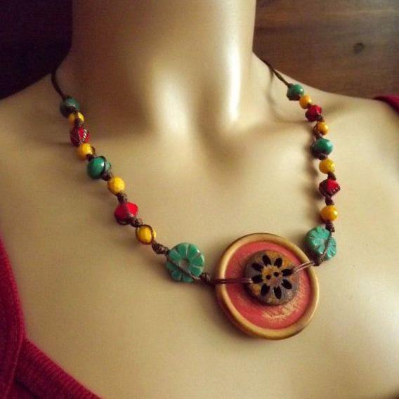 Learn to make a button bracelet and necklace to make your pastime productive
