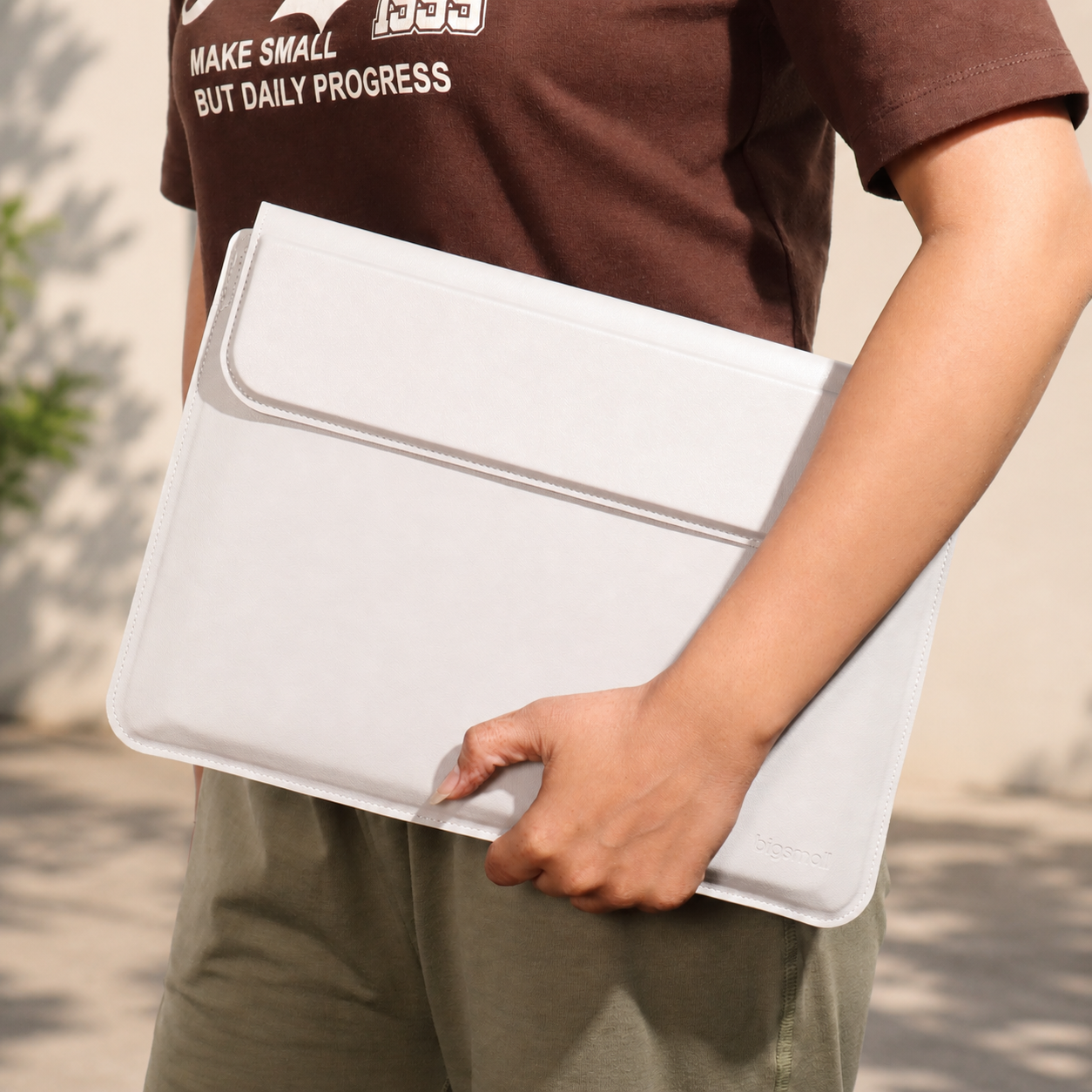 Elevate Pro - Laptop Sleeve with Magnetic Stand
