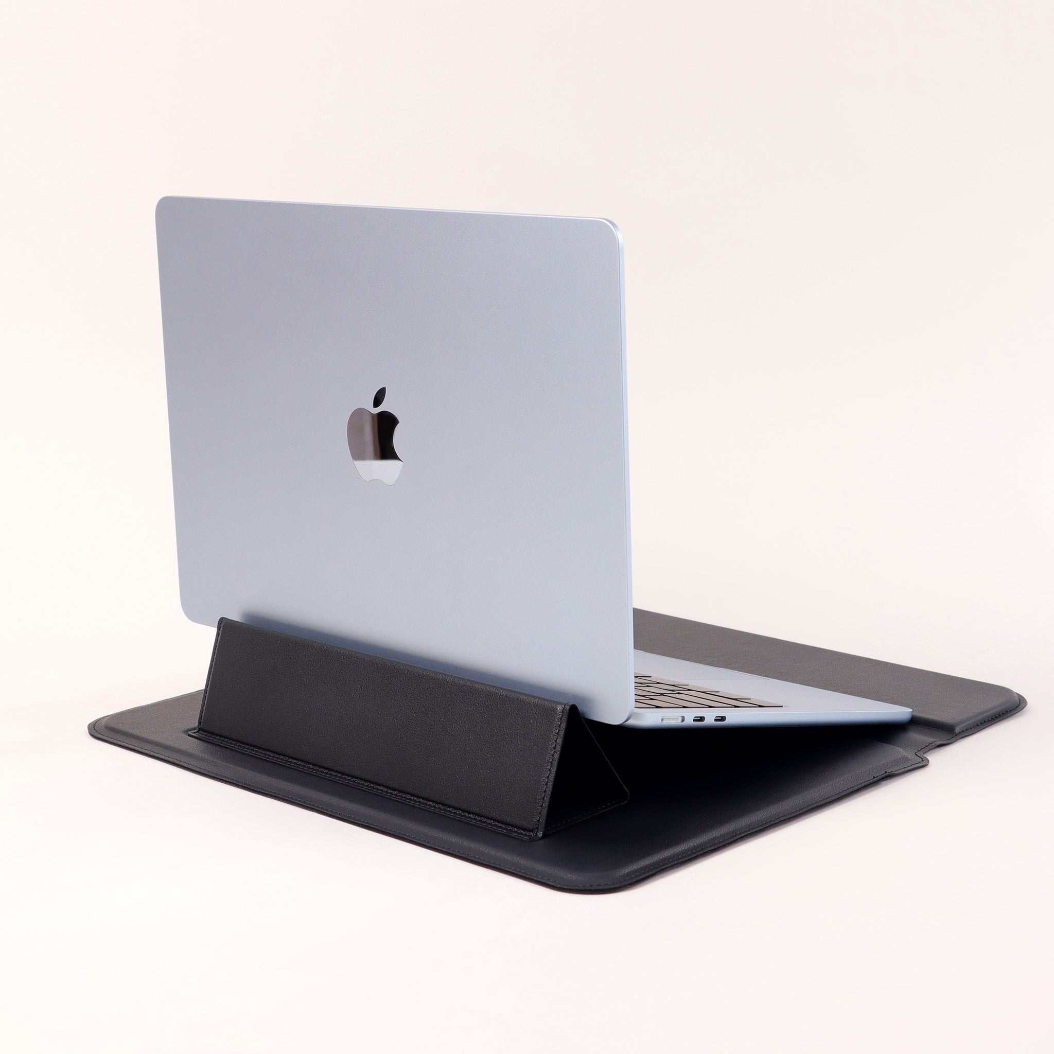 Elevate Pro - Laptop Sleeve with Magnetic Stand