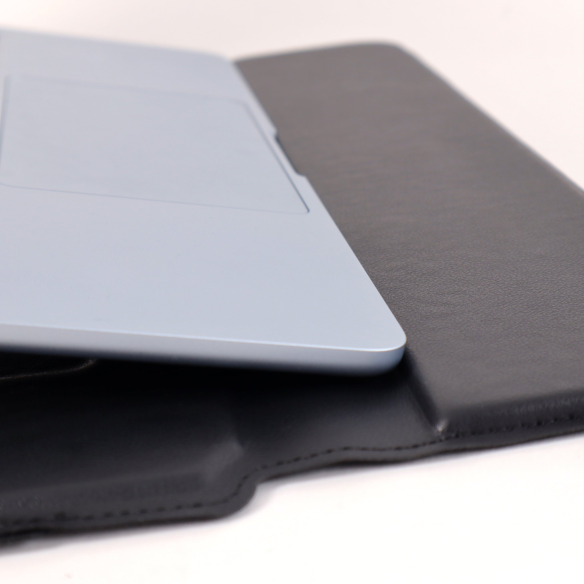 Elevate Pro - Laptop Sleeve with Magnetic Stand
